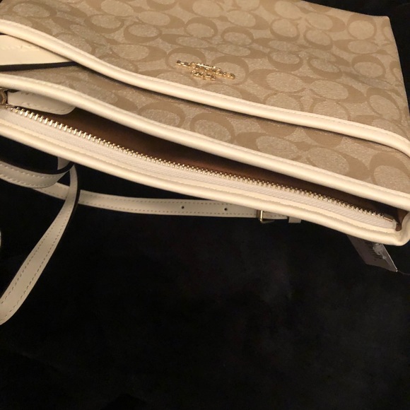 SALE SALE❗️❗️❤️👜Coach Crossbody Bag - Picture 3 of 3